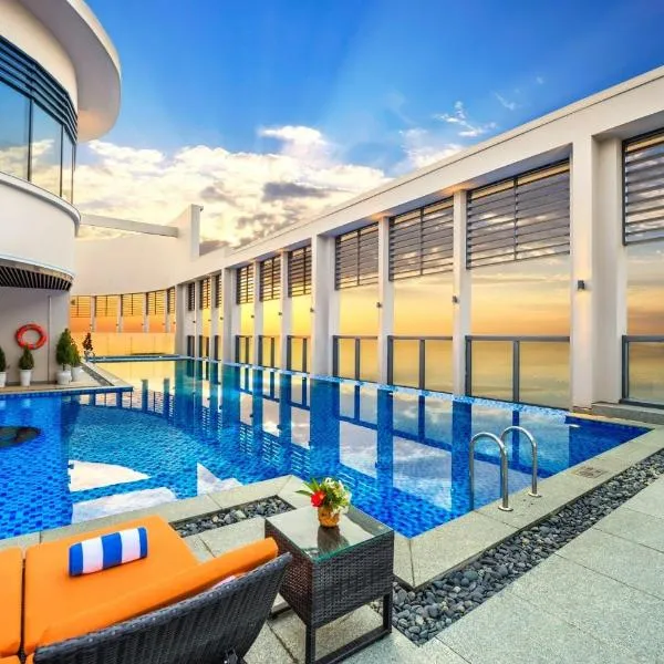Luxury Apartment - Rooftop Swimming Pool - Beach Front - Hinata Apartment, hotel in Da Nang