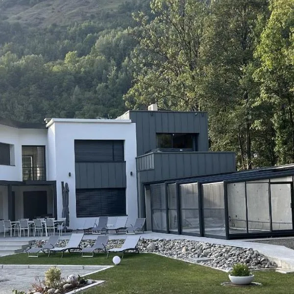 Villa d'exception au cœur des montagnes PISCINE & SPA, hotel en Savoie