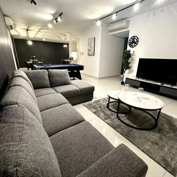 Teega Modern 4BR 12pax pooltable by Our Stay, hotell Nusajayas