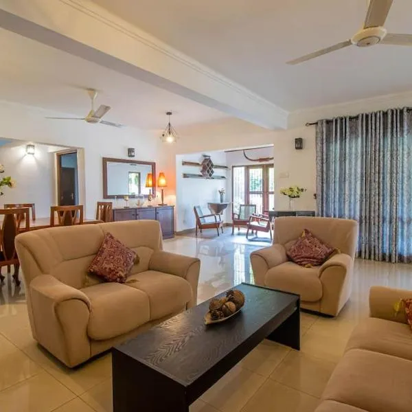Spacious 4BR 4BA Family Villa wt Balcony & Lavish Garden, hotel in Ratmalana
