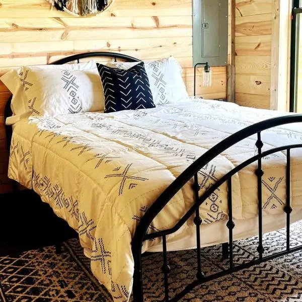 #4 Kentucky Bourbon Trail Bourbon Barrel Cottages, hotel in Lawrenceburg