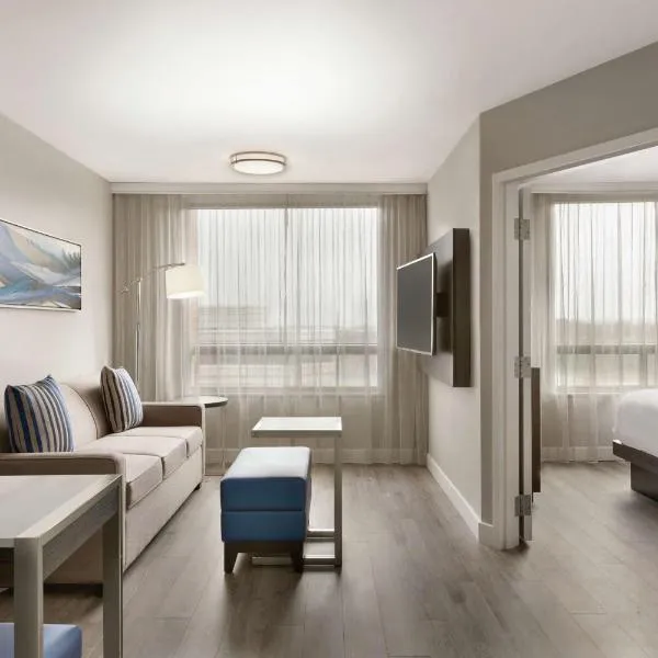Embassy Suites By Hilton Montreal Airport, hotel v destinaci Pointe-Claire