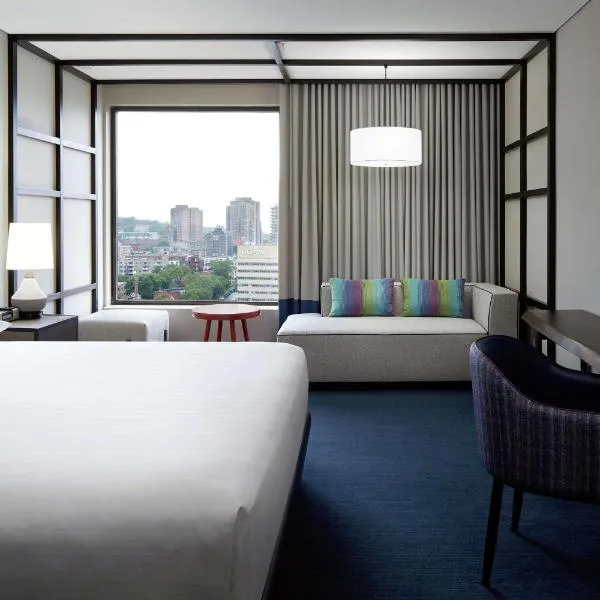 DoubleTree By Hilton Montreal，位于蒙特利尔的酒店