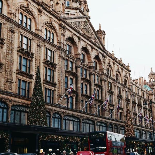 Luxury Knightsbridge apartment outside Harrods