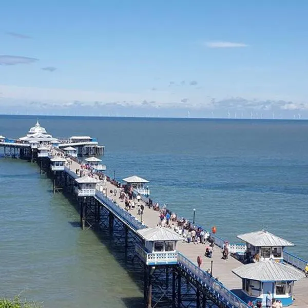 BODLONDEB CASTLE BED & BREAKFAST { CENTRAL LLANDUDNO}, hotel v destinaci Llandudno