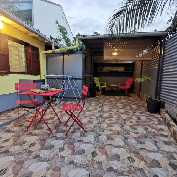 Studio avec grande terrasse, hotel in Saint-Denis