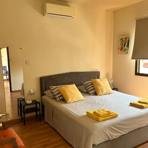 Extremely comfy apt with spacious private terrace 10min walk to the beach & in Town, hotel in Larnaka