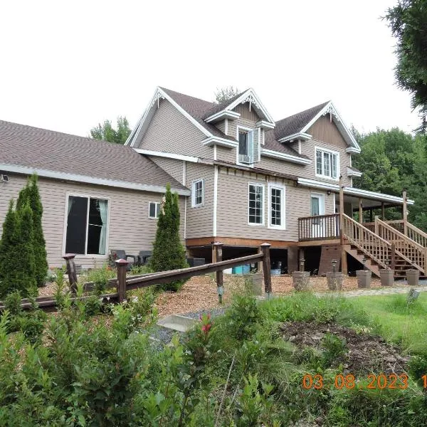 Gite Passion et Tendresse B&B, מלון בShefford