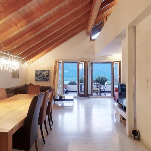 HeidiHoliday-Jenins Grand Maisonette-Attika mit Office & Relax-Bereich, Aussenparkplatz & Garage, geschützte Sonnen-Panoramaterrasse, Aufgewertet 2024, Jenins