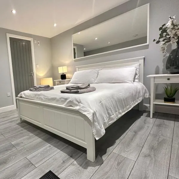 Modern Luxury Private Detached 1 Double Bedroom Studio Apartment - Super Fast Wifi, Hotel in Luton