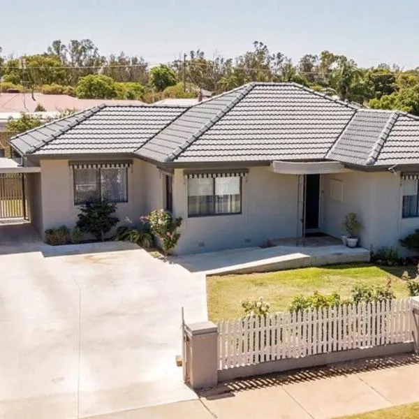 Town, Train, Pubs & River all close by, hotel em Echuca