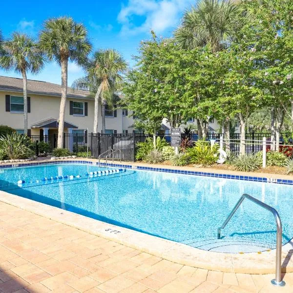 Sunnyside Palms - 2BR, Poolside, 5 min to Beach, hotel in Largo