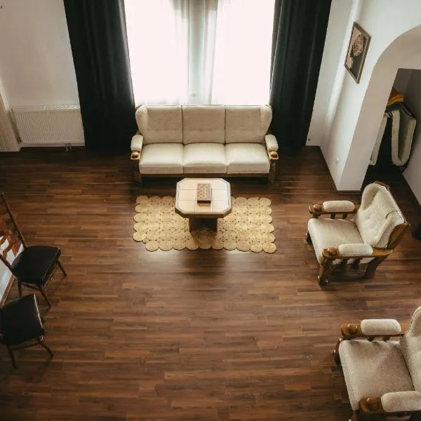 Turnul Mareșalului -Casă de Vacanță cu Panoramă 360 în Inima Naturii, lângă Transfăgărășan, ξενοδοχείο σε Corbeni