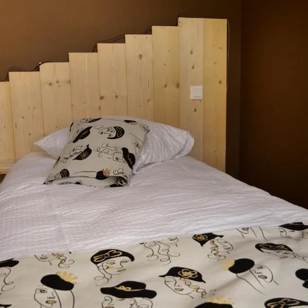 Relais des Monts du Lyonnais، فندق في Les Halles