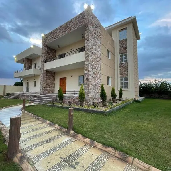 فيلا للايجار اليومى فى الريف الاوربي طريق مصر اسكندرية الصحراوي قريبة من مطار سفنكس وبجوار هايبر وان الصحراوي- 5 غرف نوم-حمام سباحة-شواية- كيدز ايريا- جيم- بلياردو, Hotel in ‘Ezbet Sharikât Wardan