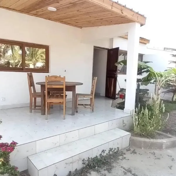 TULEAR APPARTEMENTS CHAMBRES Rez de chaussée et Etage, hôtel à Toliara
