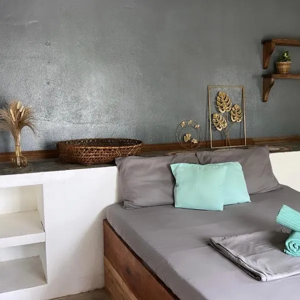 Yay Lodge SIARGAO, spacious room with AC & hot shower and fast Starlink Wifi, hotel in General Luna