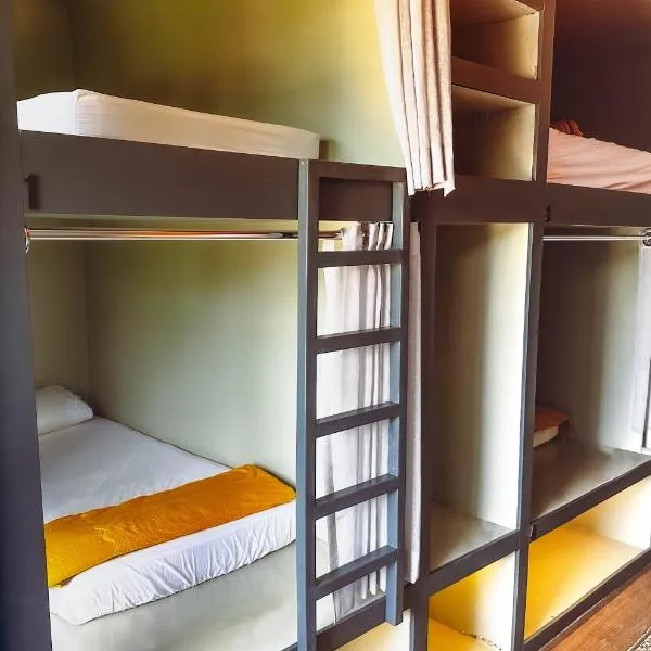 Arch Dormitorio Cenang, hotel in Pantai Cenang