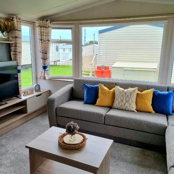 Modern Family Caravan with WiFi at Valley Farm, Clacton-on-Sea、Great Clactonのホテル