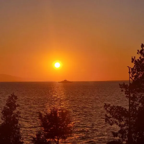 Elegant & Cozy Retreat Home, City Center Gem by the Seaside, Steps from the Tram, Hotel in Izmir