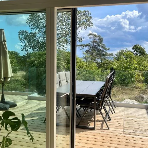 Nybygget hus i Svaneke tæt på klipper, skov og hav, hotel v destinaci Svaneke