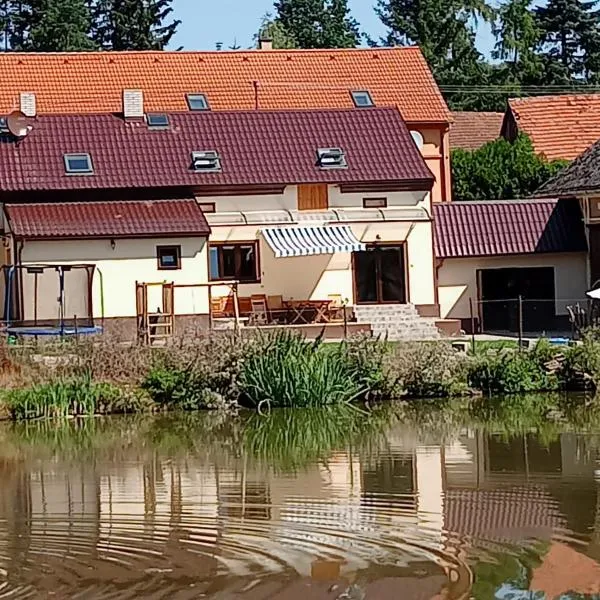 Cosy house for relaxing and sightseeing, hotel in Honezovice