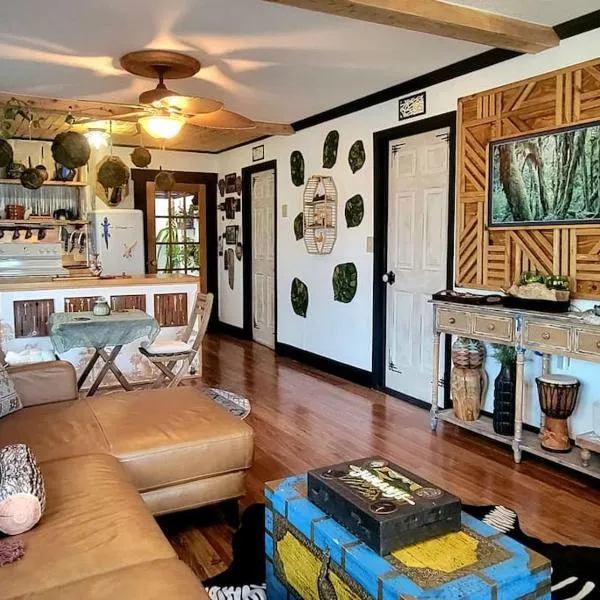 Cozy AF Jungle-House Hideaway, hotel in Tampa