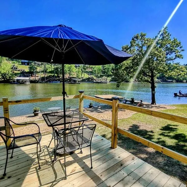 #04-Adorable Large 1 Bedroom Lakeside Cottage- Pet Friendly, hotel in Hot Springs
