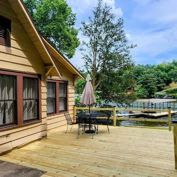 #05 - Lakefront Two Bedroom Cottage- Pet Friendly, hotel in Hot Springs