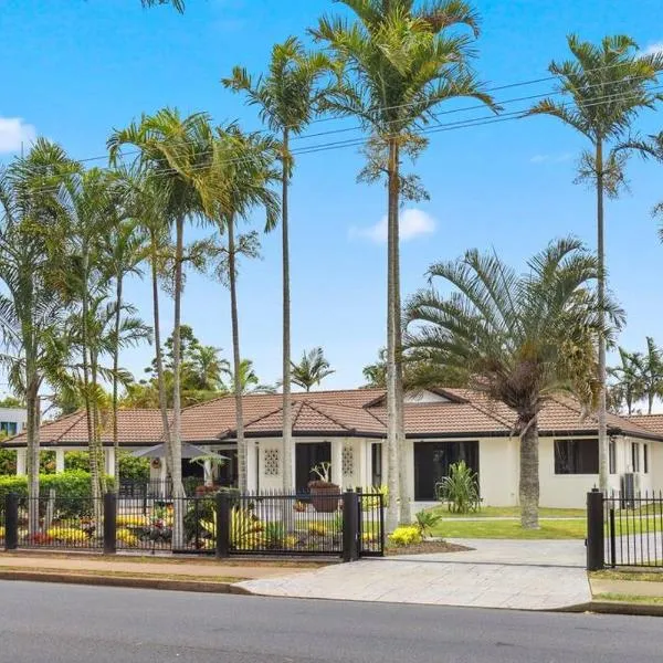 Luxury Beachfront home in Hervey Bay, hotel in Urangan