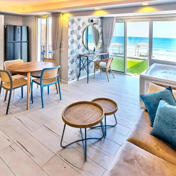 בית חוף מושלם עם גקוזי ומרפסת - Beachside Bliss W jacuzzi, hotel em Haifa