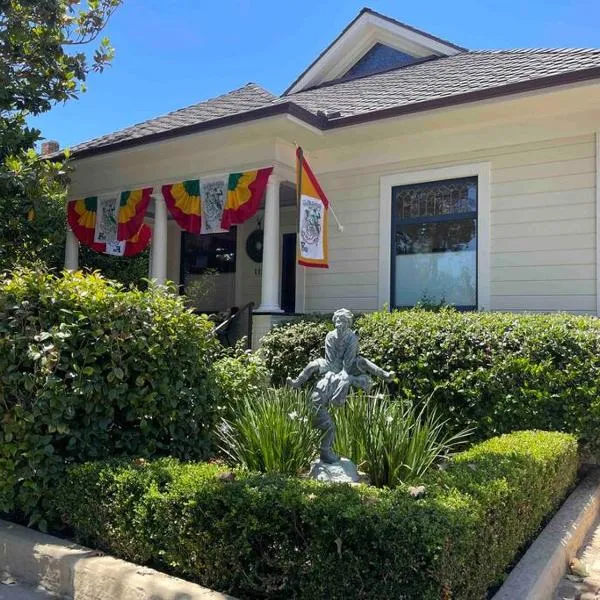 Upscale Downtown Home Walk to Beach shops Bars 2, hotel in Santa Barbara