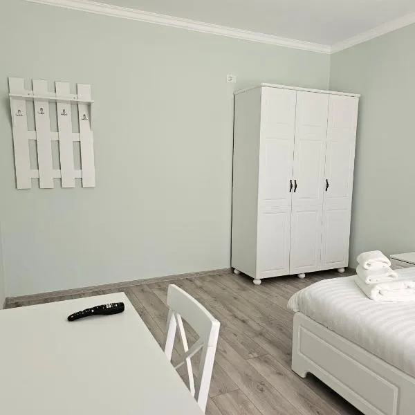 Colț de Rai, Hotel in Hîrtoape