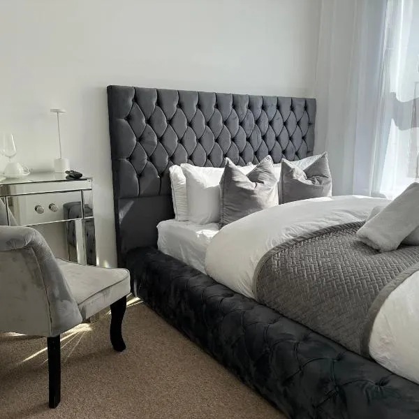 The smaller new refurbished ensuite room 5min from beach parking in Guest house, hotel in Bournemouth