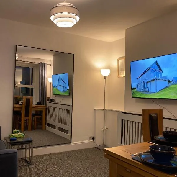Beautiful apartment one double bedroom with additional single bed and one single bedroom with a sofa bed in lounge, hotel v destinaci Plymouth