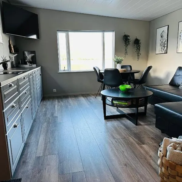 Cosy lakeview cabin 45 minutes from Reykjavik, hotel in Mosfellsbær