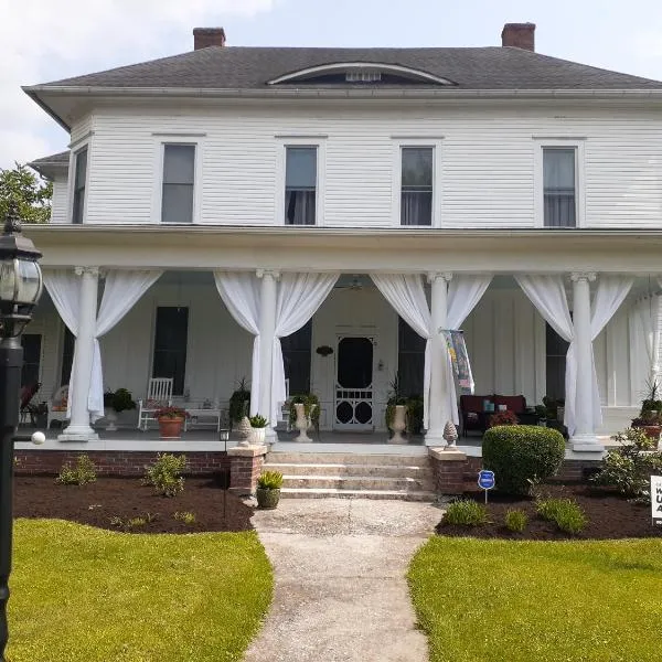 Cozy Turret Room at Nottingham Place in Wise with Plush Queen Bed, Private Detached Full Bath, hotel en Wise