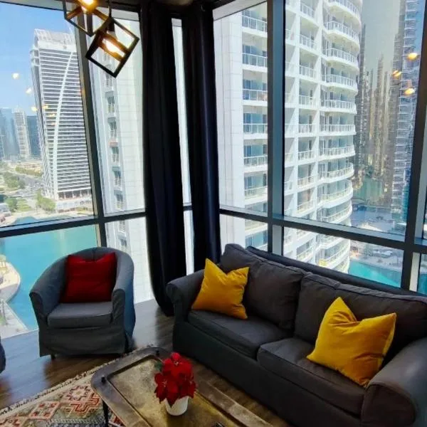 La Buena Vida Holiday Homes - Luxe 1BD, boutique apt full lakeview 1m to Metro, Lake & Almas Tower, ξενοδοχείο στο Ντουμπάι