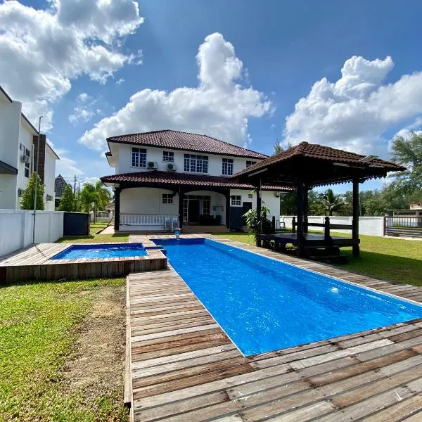 Riverside Bungalow with Pool at Koliba, Casa del Fiume, Hotel in Kuala Terengganu