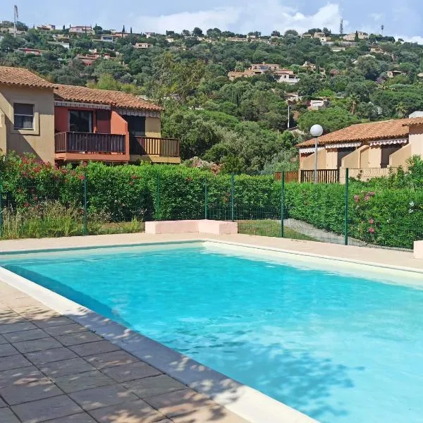 카발레르쉬르메르에 위치한 호텔 Appartement avec piscine