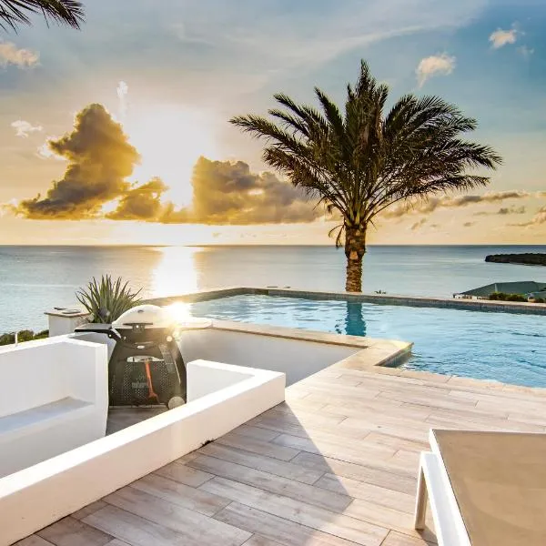Exclusive 10-Guest Seaview Villa in Gated Community with Pool & Private Beach Access, hotel in Willibrordus