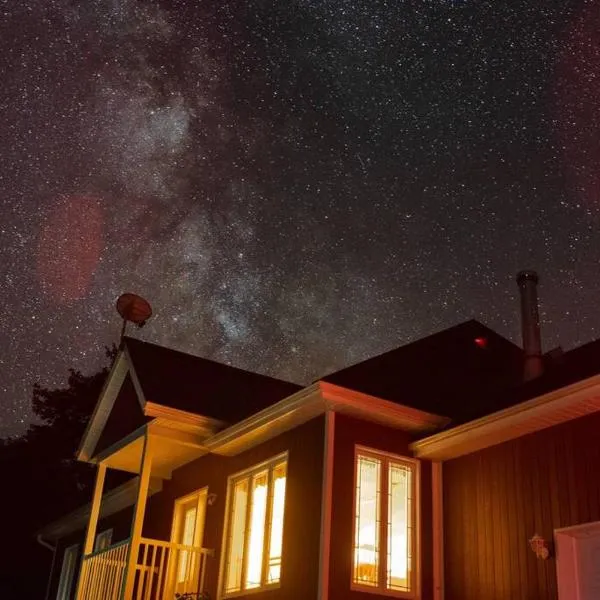 Chalet in a dark sky reserve, hotel in Notre-Dame-Des-Bois