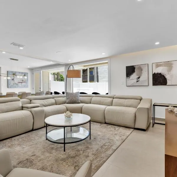 4 bd Luxury Beachfront Condo with Private Pool &Terrace, hotel in South Padre Island