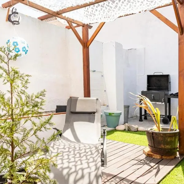 Lisbon House with Private Garden BBQ, with Easy Parking near Tejo, Fast Access to Alfama & Downtown, hotel em Lisboa
