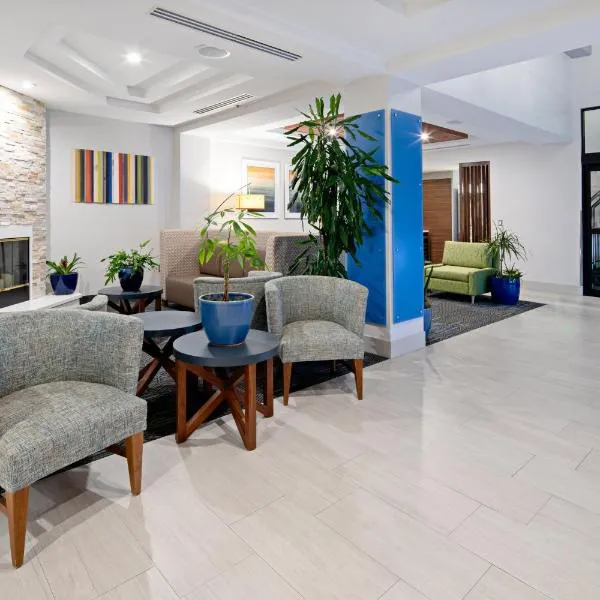 Holiday Inn Express Hotel & Suites Atascadero by IHG, מלון באטסקדרו