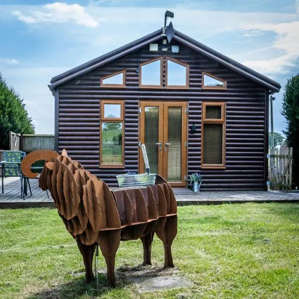 FAIRVIEW FARM Holiday Accommodation 14 Luxury Lodges, Cabins, Dog Friendly, Suitable for Couples, Families and Groups, Wedding Guests , Corporate events, Sleeps 2-65 guests in Ravenshead, Nottingham near Sherwood Forest, set in 88 acres, Hotel in Nottingham