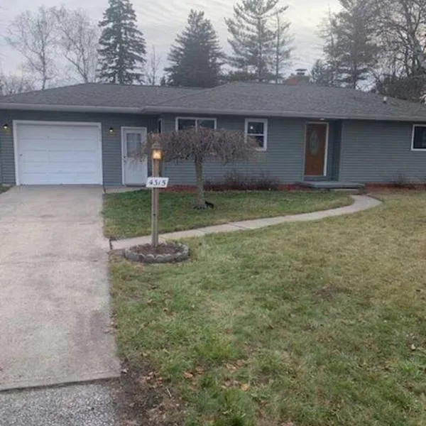 Cute house in quiet neighborhood、サギノーのホテル