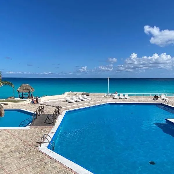 Brisas Shores 07 Beachfront Condo, Pool and garden area, Zona Hotelera Cancun, hotel v destinaci Cancún