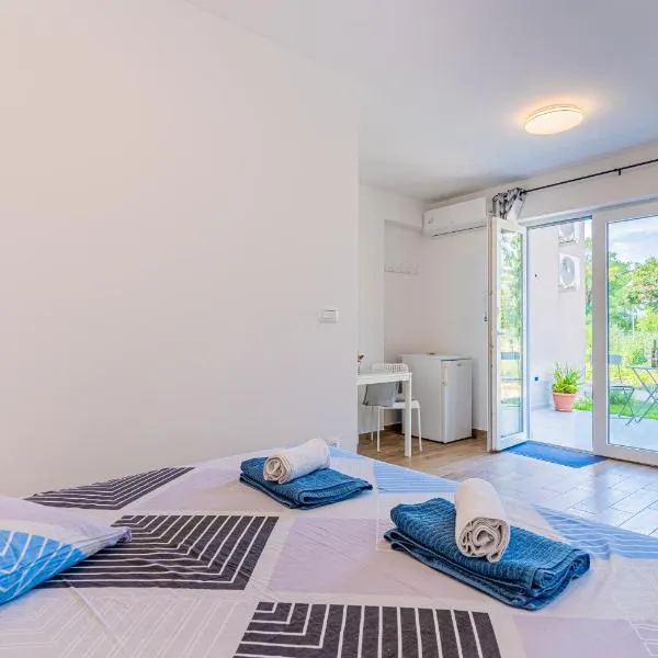 New 4 star Room M&A in town Cres, hotel in Cres