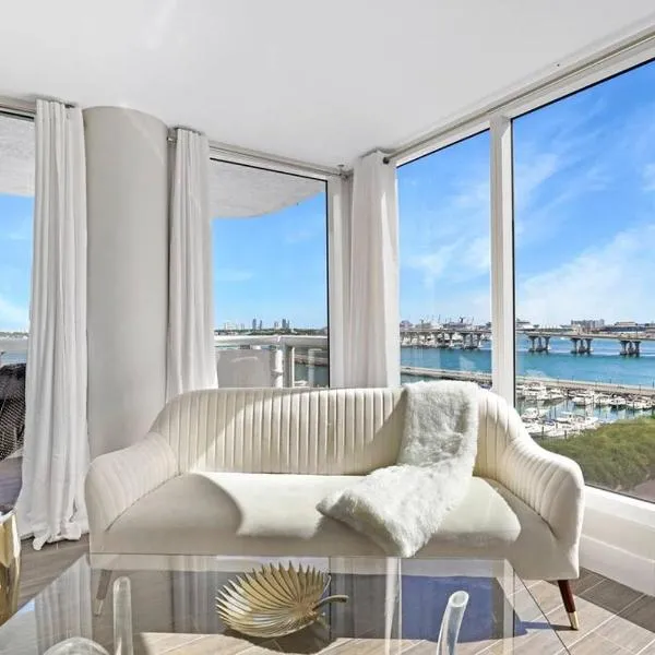 The Palms! Direct water view corner condo, hotel in Miami